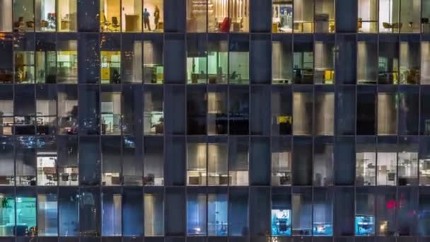 Noční Letecký Pohled Fasádu Okna Kancelářské Budovy Osvětlenými Pracovními Prostory — Stock video