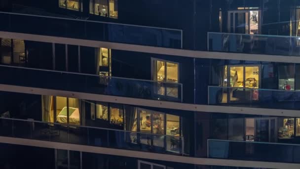 輝く窓の外のアパートの住宅の建物のタイムラプスの夕景 高層ビルを照明で照らした バルコニーのリラックスゾーン — ストック動画