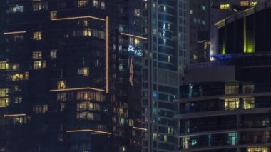 Çok katlı binaların panoramik pencerelerindeki gece görüşü hava zaman ayarlı. Büyük bir şehirde cam kürklü gökdelenle aydınlatılmış