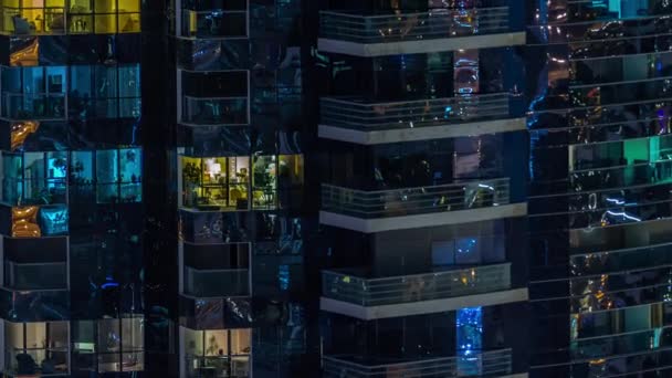Nachtzicht Van Vele Gloeiende Ramen Appartement Woontoren Timelapse Hoge Wolkenkrabber — Stockvideo