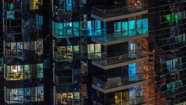Apartman Binasının Parlayan Pencerelerinin Gece Görüşü Odalar Panoramik Balkonlarda Işıkları — Stok video