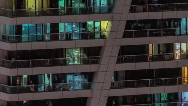 Ночной Вид Окон Многих Многоэтажек Высотный Небоскреб Светом Движением Помещениях — стоковое видео