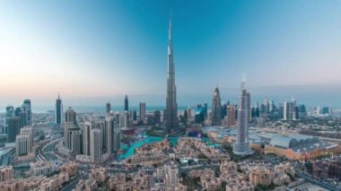 Dubai Şehir Merkezi, Burj Halife ve diğer kulelerle birlikte Dubai, Birleşik Arap Emirlikleri 'ndeki yeni yıl kutlamalarından önce gece gündüz geçiş zamanları. Işıklar yanıyor..