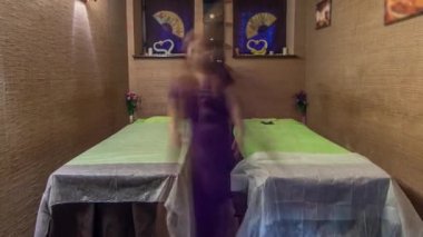 Boş kaplıca salonu, masaj masalı masaj salonu ve cilt bakımı işlemleri için ürünlerle dolu raflar.