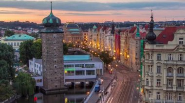 Sitkovska su kulesi zaman çizelgesi ve yol trafiği Prag 'ın eski şehir merkezinde günden geceye geçiş. UNESCO 'nun Dünya Mirası Alanı. Dans salonunun tepesinden hava görüntüsü