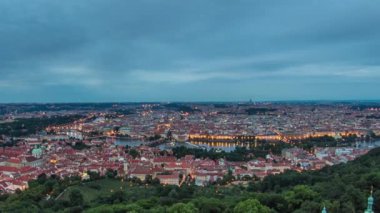 Çek Cumhuriyeti 'ndeki Petrin Gözlem Kulesi' nden Prag şehrine geçiş zamanı panoramik görüntüsü için harika bir gün. Yaz gününde Coudy gökyüzü.