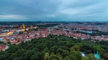 Gün batımından sonra Çek Cumhuriyeti 'ndeki Petrin Gözlem Kulesi' nden Prag şehrine geçiş zamanı panoramik görüntüsü. Yaz akşamında Coudy gökyüzü