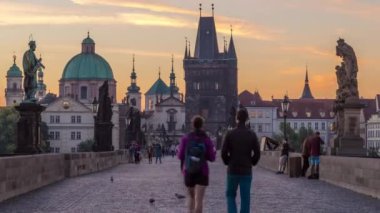 Charles Köprüsü Prag 'da güneş doğmadan önce sokak ışıklarıyla geçiş zamanı, Bohemya, Çek Cumhuriyeti. Turuncu gökyüzü