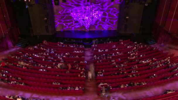 Spectators Gather Auditorium Watch Show Theatre Timelapse Large Hall Red — Vídeos de Stock