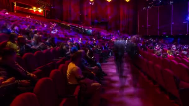 Θεατές Συγκεντρώνονται Στο Αμφιθέατρο Και Παρακολουθούν Την Παράσταση Στο Θέατρο — Αρχείο Βίντεο