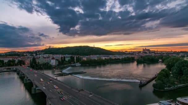 プラハの丘ペトリンの空の景色は 美しいカラフルな空 チェコ共和国との夜の移行にオールズ ミルズとジラセク橋でタイムラプスします ダンスハウスの上からの眺め — ストック動画