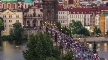 Praha 'daki Old Town İskelesi mimarisi ve Vltava Nehri üzerindeki Charles Köprüsü' nün hava görüntüsü. Prag, Çek Cumhuriyeti. Küçük Şehir Kulesi 'nden üst görünüm