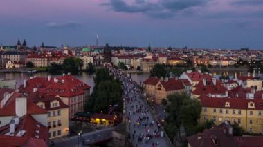 Praha 'daki Eski Şehir İskelesi mimarisi ve Vltava Nehri üzerindeki Charles Köprüsü' nün hava panoramik görüntüsü. Prag, Çek Cumhuriyeti. Küçük Şehir Kulesi 'nden üst görünüm