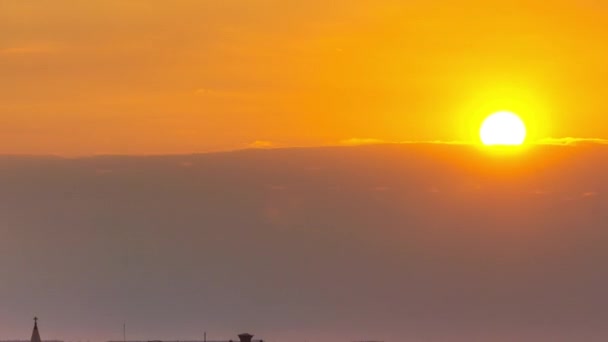 霧深い朝のタイムラプスでの日の出時のプラハの美しい景色 左手にはプラハ城と聖ヴィート大聖堂 雲の上には金色に輝く太陽が見えます ビューを閉じる — ストック動画