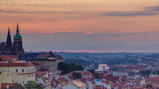 霧の朝のタイムラプスの日の出のプラハの美しい景色 雄大なプラハ城と聖ヴィータス大聖堂が左側に咲き誇るプラハ旧市街のパノラマと 黄金の日の出 — ストック動画