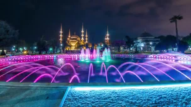 Colorido Fonte Timelapse Frente Mesquita Azul Sultanahmet Mesquita Com Iluminação — Vídeo de Stock