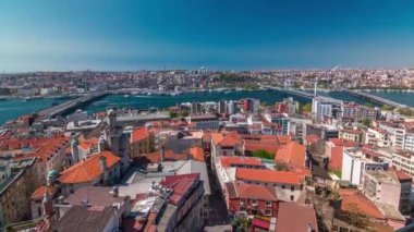 Galata Kulesi 'nden Galata Köprüsü' ne kadar uzanan panoramik manzara, Beyoğlu bölgesi ile İstanbul, İstanbul 'un zıt kıyılarındaki Sultanahmet' i birbirine bağlıyor. Güneşli baharda feribot trafiği