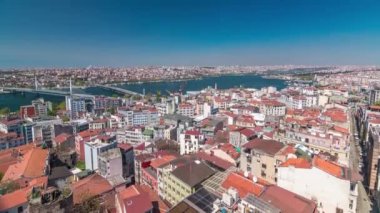 Galata Kulesi görünümünden bağlı Beyoğlu bölgesi ve Sultanahmet Haliç, Istanbul, Türkiye'nin karşı kıyısında olan Galata Köprüsü timelapse için. Güneşli bahar günü de feribot trafiği