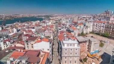 Galata Kulesi görünümünden Haliç ve şehir manzarası ile kırmızı çatılar timelapse. Beyoğlu bölgesi ve Sultanahmet Haliç, Istanbul, Türkiye'nin karşı kıyısında. Güneşli'de feribot trafiği