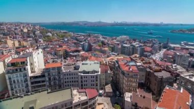 Galata Kulesi görünümünden Haliç ve boğaz, şehir manzarası ile kırmızı çatılar timelapse. Beyoğlu bölgesi ve Sultanahmet Haliç, Istanbul, Türkiye'nin karşı kıyısında. Feribot trafiği