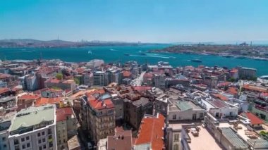 Galata Kulesi 'nin Beyoğlu bölgesi ve İstanbul, Türkiye' nin karşıt kıyılarındaki Sultanahmet 'le olan zaman çizelgesi. Güneşli bahar gününde feribot trafiği