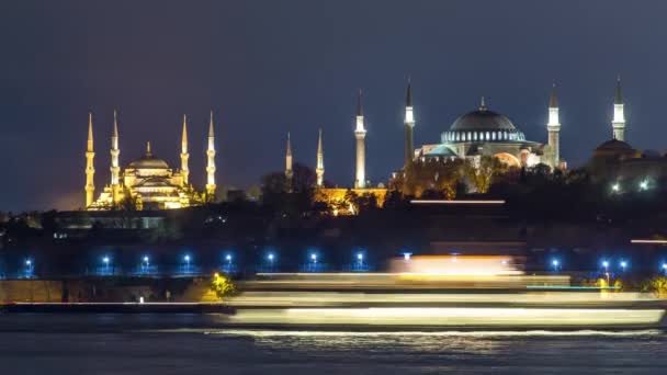 Собор Святой Софии Голубая Мечеть Отражались Босфорской Водной Хронологии Ночью — стоковое видео