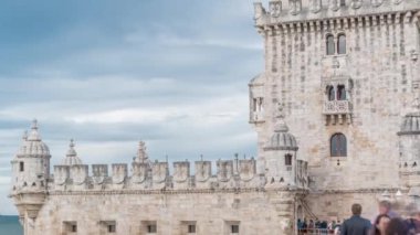 Belem Kulesi Lizbon, Portekiz Santa Maria de Belem timelapse sivil bucak bulunan bir kuledir konuşuyor. Bulutlu gün dolaşan insanlar
