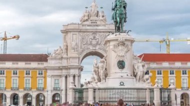 Rua Augusta 'daki Zafer Kemeri ve Portekiz' in Lizbon kentindeki Ticaret Meydanı 'nda Kral I. Jose' nin bronz at heykeli. Arka planda bulutlu bir gökyüzü