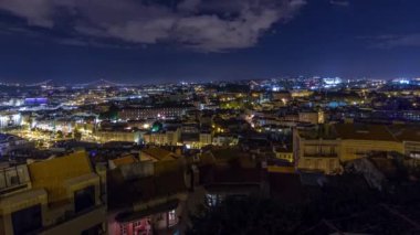 Lizbon şehir merkezinin sonbahar gecesinde aydınlatılmış binaları olan panorama, Portekiz. Miradouro da Nossa Senhora do Monte bakış açısından üstten görünüm