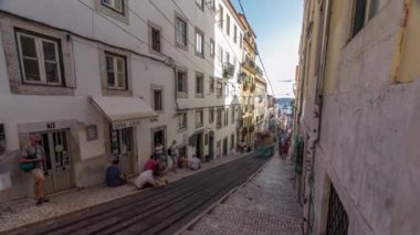 Portekiz, Lizbon 'daki Gloria Funicular Elevador da Gloria panoramik zaman dilimi. Gloria Funicular şehir merkezindeki Pombaline 'i Bairro Alto' ya bağlıyor.
