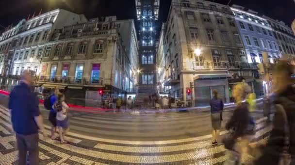 ポルトガルのリスボンでサンタ ユスタ エレベーターの夜の時間経過 ベアロ アルトへのダウンタウンの接続フランスの建築家ラウル メニエ ポンサールによるギュスターヴ エッフェルの弟子 — ストック動画