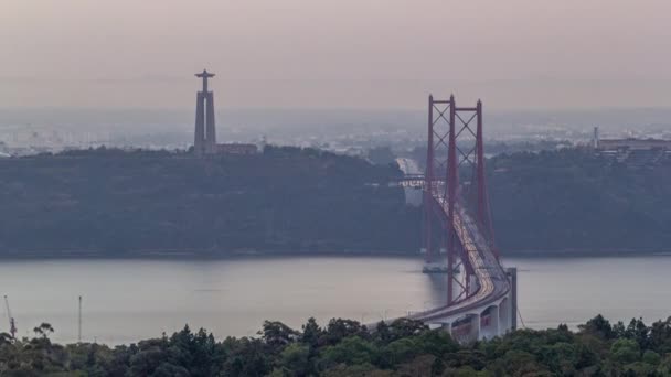 Lisabon Almada Při Východu Slunce Dopravou Mostě Dubna Hlediska Monsanto — Stock video