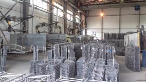 生产厂半自动弧焊焊机与焊条配合工作的时间间隔 工厂制服和金属加固工人 — 图库视频影像