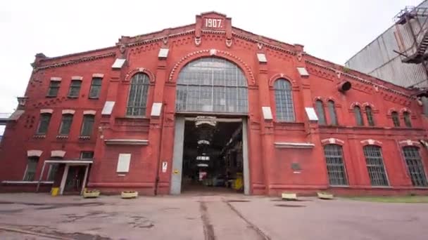 Oude Fabriek Bakstenen Gebouw Met Ramen Poorten Timelapse Hyperlapse Vooraanzicht — Stockvideo