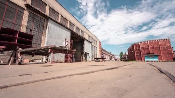 Kapısı Zaman Aşımına Uğramış Eski Fabrika Binası Asfalt Raylı Büyük — Stok video