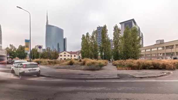 超高層ビルや公園からの塔を望むパノラマは 木々や緑の芝生の時間が経過しています アウレンティ広場とイゾラ地区の間に位置しています 道路上の交通 ミラノだ イタリア — ストック動画