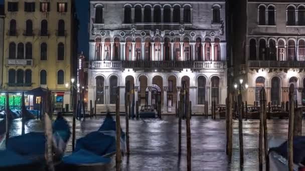 ヴェネツィアの夜のタイムラプスでグランド運河を見下ろす壮大なパラッツォバルビ 前景のゴンドラ 今イタリアのヴェネト地方の大統領と地方政府の本拠地 — ストック動画