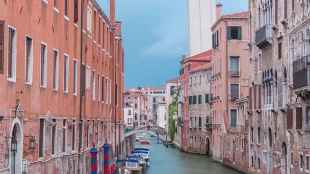 Vízcsatorna Velencében Időelapszus Csatorna Hidak Történelmi Régi Házak Hajók Szcenírozott — Stock videók