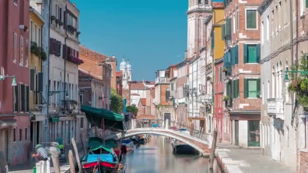上記のタイムラプスからヴェネツィアの景色 背景に運河 ボートや古い塔 夏の日は青空 周りを歩く人々 — ストック動画