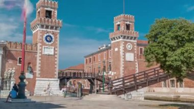 Arsenale Zaman Çizelgesine Giriş, Venedik, Veneto, Itlay. Campo de Arsenale ile kanal ve Ponte de Arsenal o del Paradiso ile güneşli bir günde çok az turist. Saati olan kule