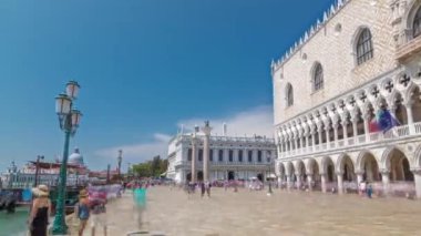 Waterfront ve Ducale Doges Sarayı, San Marco ve San Todaro Sütunları, Venedik, İtalya 'dan. Yazın mavi bulutlu gökyüzü