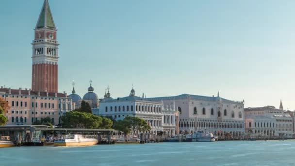 来自意大利威尼斯圣母玛丽亚大教堂的Campanile San Marco Marks Belfry和Palazzo Ducale Doges Palace 日出后的清晨 — 图库视频影像
