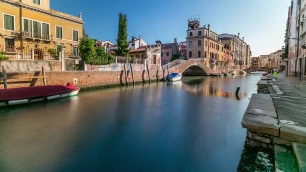 Morning Venice Timelapse Canal Channel Bridges Historical Old Houses Boats — Stockvideo