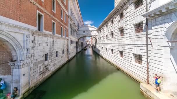 Gondolas Floating Canal Bridge Sighs Timelapse Ponte Dei Sospiri Panoramic — Stockvideo