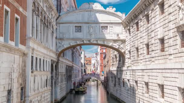 Gondolas Floating Canal Bridge Sighs Timelapse Ponte Dei Sospiri Close — Vídeo de Stock