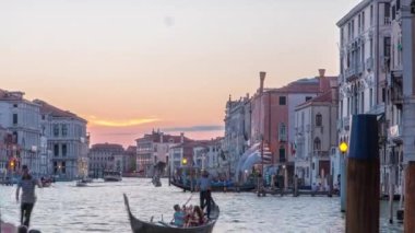 Rialto Pazarı yakınlarındaki gondollu büyük kanal günden geceye geçiş zamanı gün batımından sonra, San Polo, Venedik, İtalya yazın iskeleden seyredildi