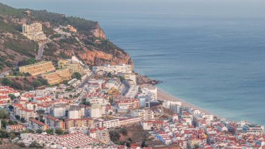 Atlantik Okyanusu 'nun ortasındaki Susimbra Köyü' nün sahil manzarası. Kale 'nin bakış açısından tipik evlerle akşam vakti. Portekiz