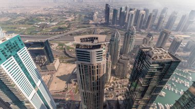 JLT bölgesindeki gökdelenleri sis kapladı. Akşam saatlerinde Dubai marina kulelerinden golf sahası ve karayolu trafiği olan en iyi manzara.