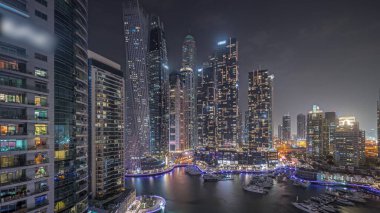 Panorama Dubai marinasının limandaki en yüksek gökdelenleri ve yatları gösteriyor. Apartman binalarına, otellere ve ofis bloklarına, BAE 'nin modern yerleşim alanlarına bak