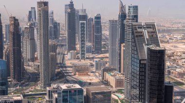 Şehir merkezinin ufuk çizgisi tüm gün boyunca modern mimari formundaydı. Gölgeleri hızla hareket eden Dubai iş kulelerinin hava manzarası